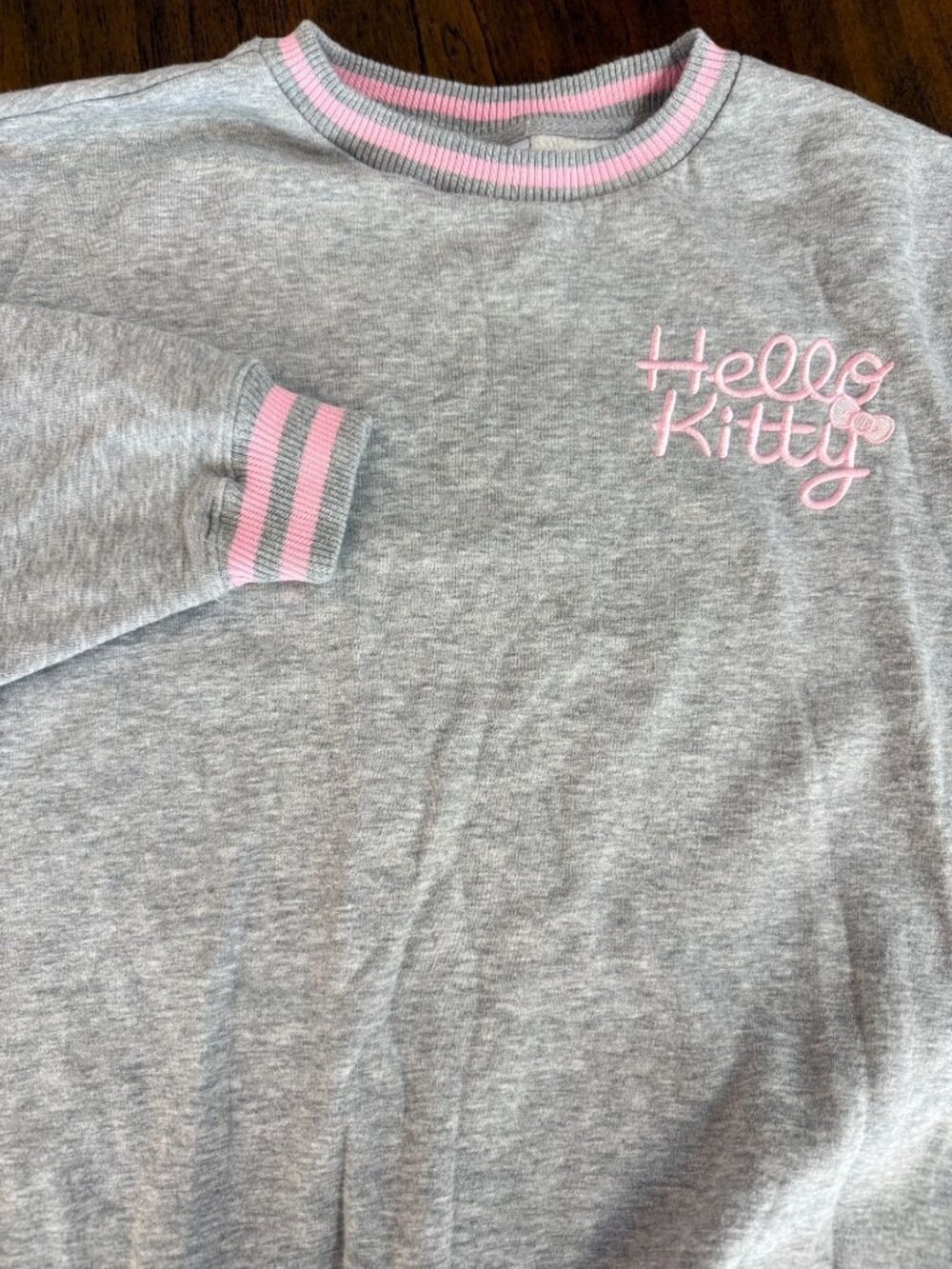 Hello Kitty Sanrio Gray Crewneck Sweatshirt Top Kitty Cat Size Medium - Picture 4 of 8